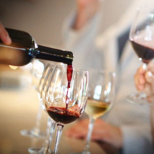 grupo de cata con vino corporativo